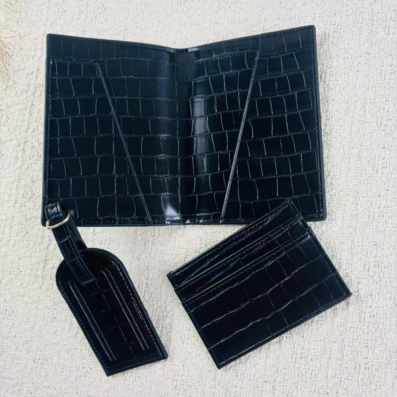 Crocodile-pattern Embossed Leather Passport Holder Multi-functional - Image 4