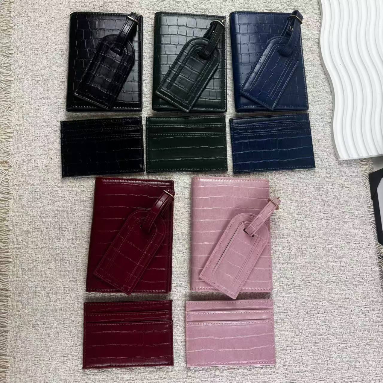 Crocodile-pattern Embossed Leather Passport Holder Multi-functional - Image 6
