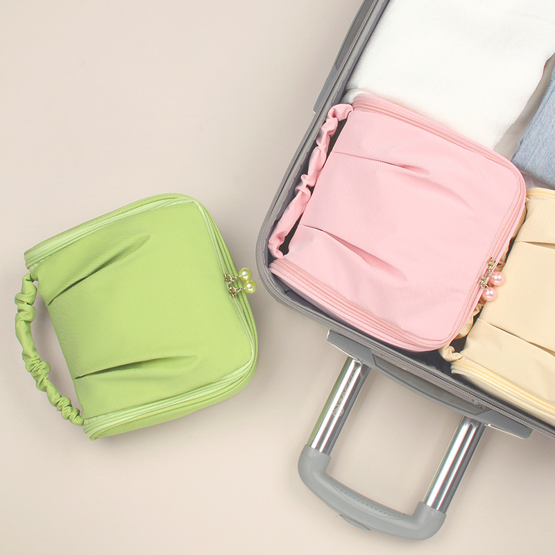 Hanging Cosmetic and Wash Bag detail 1